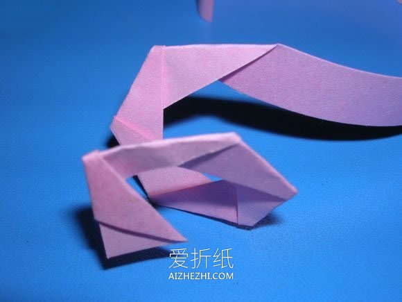 怎么用星星纸折玫瑰花 长纸条折纸玫瑰图解- www.aizhezhi.com