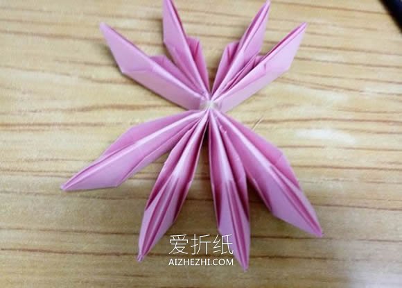 怎么折纸带叶荷花步骤 简单立体荷花折法图解- www.aizhezhi.com