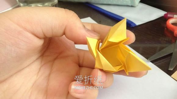 怎么折纸梦幻玫瑰花蕾 简单卷心玫瑰折法图解- www.aizhezhi.com