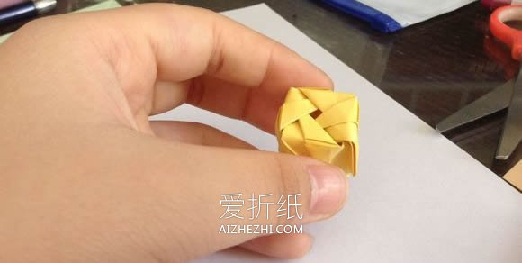 怎么折纸梦幻玫瑰花蕾 简单卷心玫瑰折法图解- www.aizhezhi.com