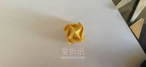 怎么折纸梦幻玫瑰花蕾 简单卷心玫瑰折法图解- www.aizhezhi.com