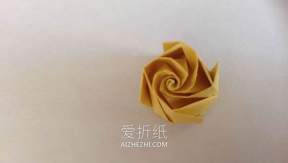 怎么折纸梦幻玫瑰花蕾 简单卷心玫瑰折法图解- www.aizhezhi.com