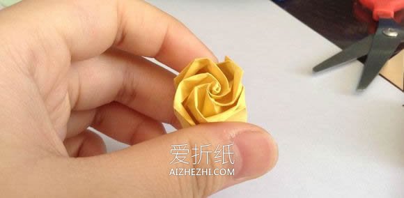 怎么折纸梦幻玫瑰花蕾 简单卷心玫瑰折法图解- www.aizhezhi.com