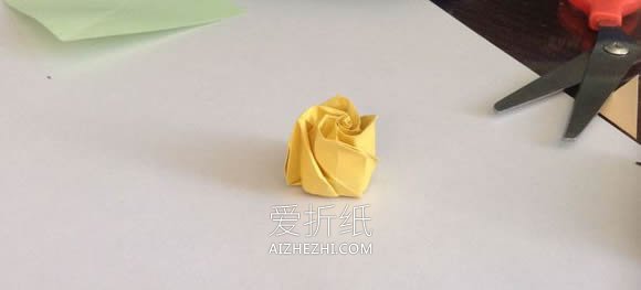 怎么折纸梦幻玫瑰花蕾 简单卷心玫瑰折法图解- www.aizhezhi.com