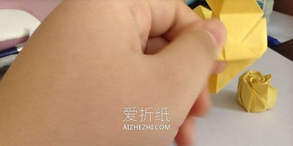 怎么折纸梦幻玫瑰花蕾 简单卷心玫瑰折法图解- www.aizhezhi.com