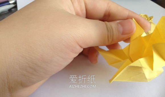 怎么折纸梦幻玫瑰花蕾 简单卷心玫瑰折法图解- www.aizhezhi.com