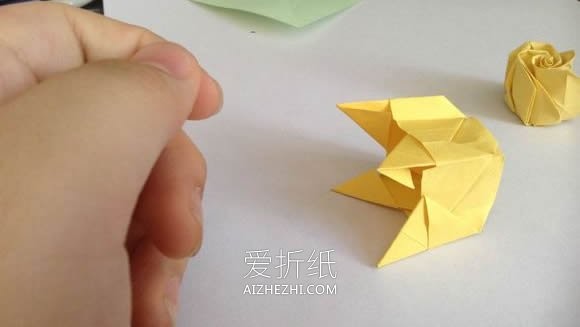 怎么折纸梦幻玫瑰花蕾 简单卷心玫瑰折法图解- www.aizhezhi.com