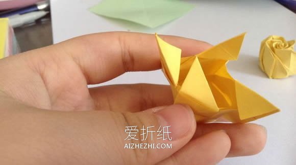 怎么折纸梦幻玫瑰花蕾 简单卷心玫瑰折法图解- www.aizhezhi.com