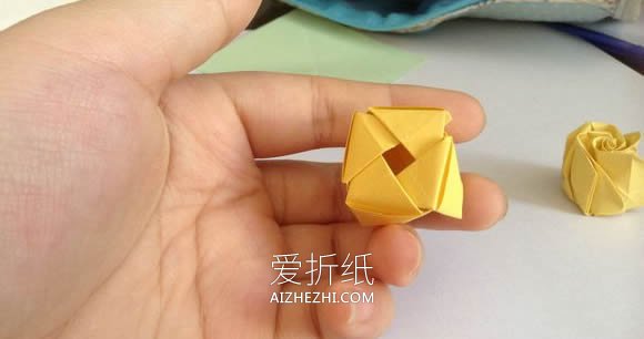 怎么折纸梦幻玫瑰花蕾 简单卷心玫瑰折法图解- www.aizhezhi.com