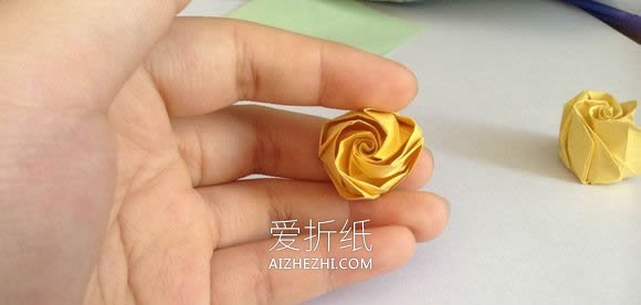 怎么折纸梦幻玫瑰花蕾 简单卷心玫瑰折法图解- www.aizhezhi.com