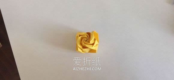 怎么折纸梦幻玫瑰花蕾 简单卷心玫瑰折法图解- www.aizhezhi.com