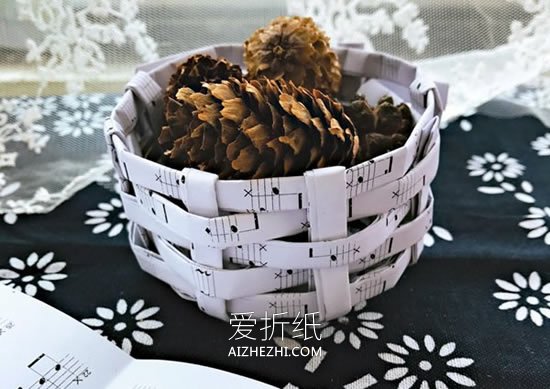 怎么编织圆形收纳筐 废纸手工收纳筐编法图解- www.aizhezhi.com