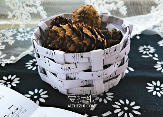 怎么编织圆形收纳筐 废纸手工收纳筐编法图解- www.aizhezhi.com