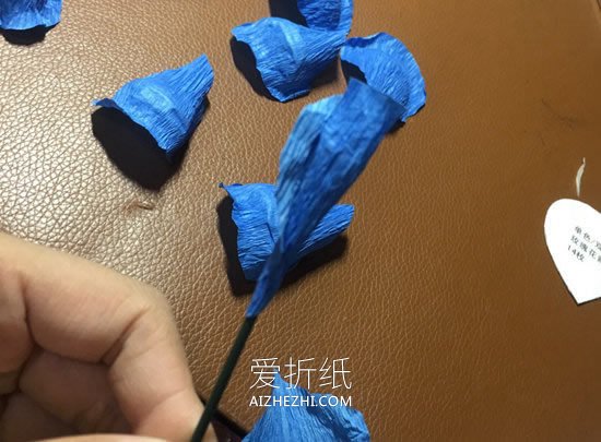 怎么做带叶皱纹纸玫瑰 皱纹纸手工制作蓝玫瑰- www.aizhezhi.com