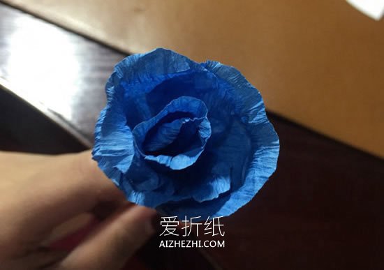 怎么做带叶皱纹纸玫瑰 皱纹纸手工制作蓝玫瑰- www.aizhezhi.com