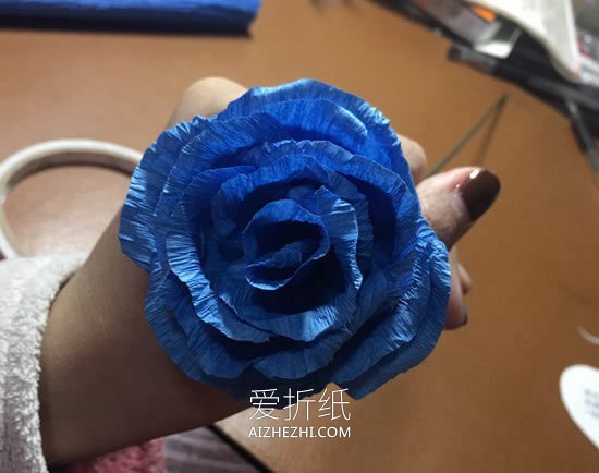 怎么做带叶皱纹纸玫瑰 皱纹纸手工制作蓝玫瑰- www.aizhezhi.com