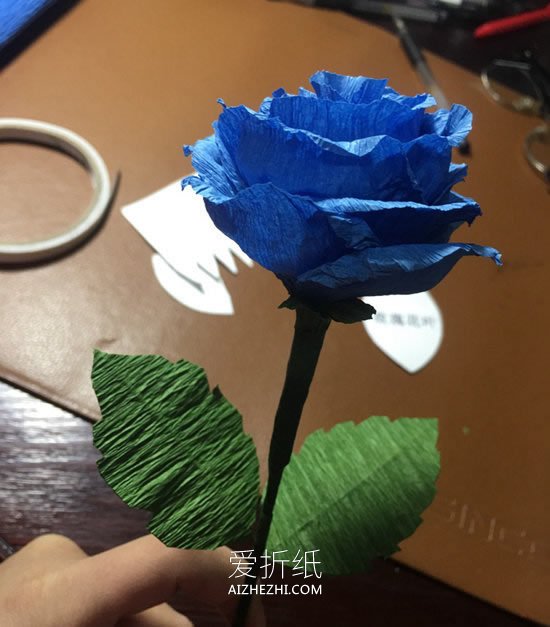 怎么做带叶皱纹纸玫瑰 皱纹纸手工制作蓝玫瑰- www.aizhezhi.com