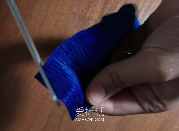 怎么做皱纹纸玫瑰手捧花 皱纹纸手工制作捧花- www.aizhezhi.com