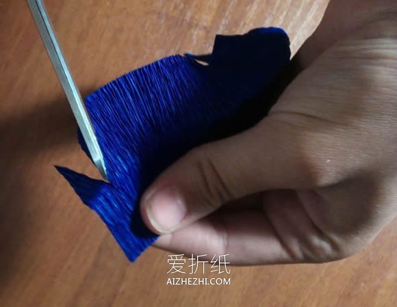 怎么做皱纹纸玫瑰手捧花 皱纹纸手工制作捧花- www.aizhezhi.com