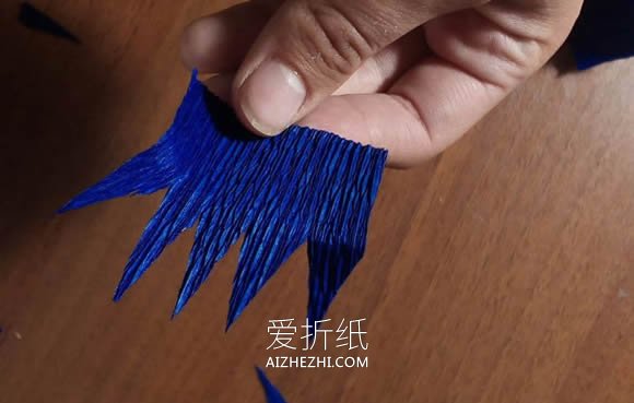 怎么做皱纹纸玫瑰手捧花 皱纹纸手工制作捧花- www.aizhezhi.com