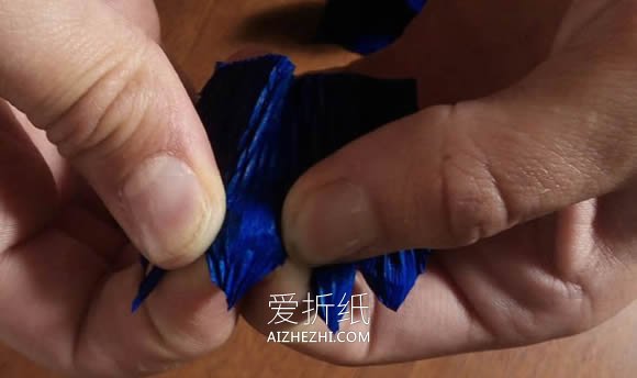 怎么做皱纹纸玫瑰手捧花 皱纹纸手工制作捧花- www.aizhezhi.com