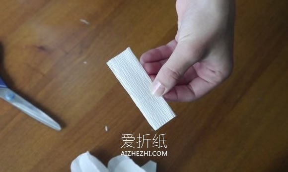 怎么做皱纹纸玫瑰手捧花 皱纹纸手工制作捧花- www.aizhezhi.com