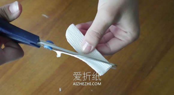 怎么做皱纹纸玫瑰手捧花 皱纹纸手工制作捧花- www.aizhezhi.com