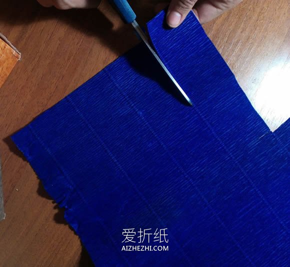 怎么做皱纹纸玫瑰手捧花 皱纹纸手工制作捧花- www.aizhezhi.com