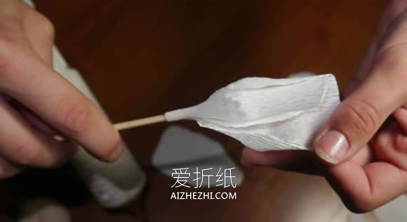 怎么做皱纹纸玫瑰手捧花 皱纹纸手工制作捧花- www.aizhezhi.com