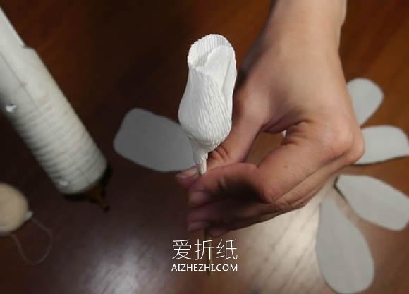 怎么做皱纹纸玫瑰手捧花 皱纹纸手工制作捧花- www.aizhezhi.com