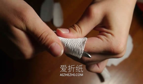 怎么做皱纹纸玫瑰手捧花 皱纹纸手工制作捧花- www.aizhezhi.com