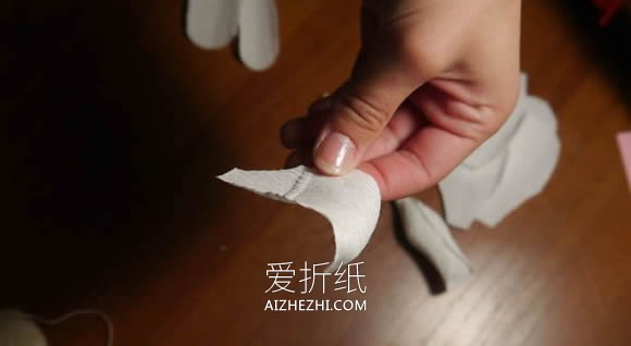 怎么做皱纹纸玫瑰手捧花 皱纹纸手工制作捧花- www.aizhezhi.com