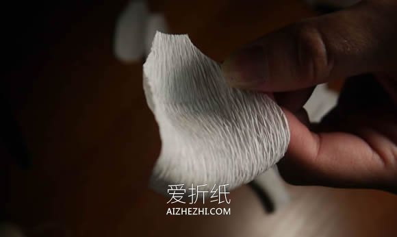 怎么做皱纹纸玫瑰手捧花 皱纹纸手工制作捧花- www.aizhezhi.com