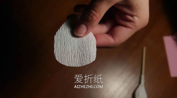 怎么做皱纹纸玫瑰手捧花 皱纹纸手工制作捧花- www.aizhezhi.com