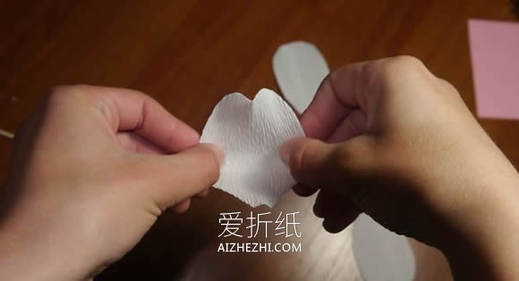 怎么做皱纹纸玫瑰手捧花 皱纹纸手工制作捧花- www.aizhezhi.com
