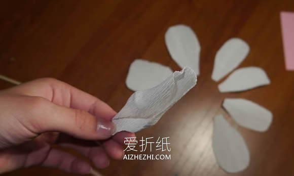 怎么做皱纹纸玫瑰手捧花 皱纹纸手工制作捧花- www.aizhezhi.com