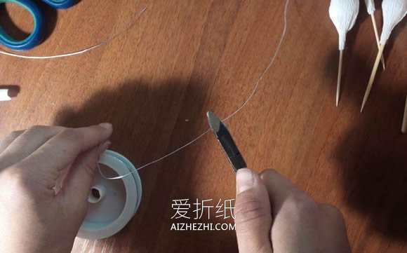 怎么做皱纹纸玫瑰手捧花 皱纹纸手工制作捧花- www.aizhezhi.com