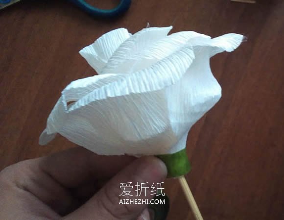 怎么做皱纹纸玫瑰手捧花 皱纹纸手工制作捧花- www.aizhezhi.com