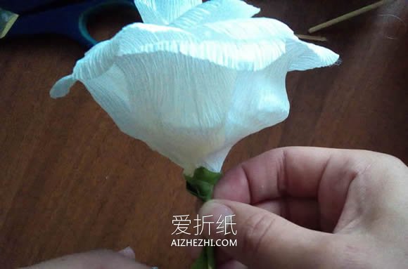 怎么做皱纹纸玫瑰手捧花 皱纹纸手工制作捧花- www.aizhezhi.com