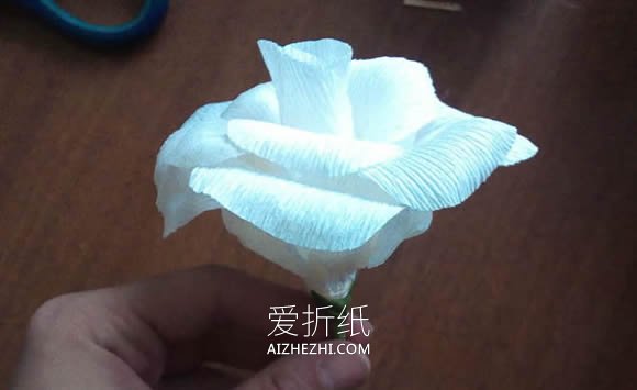 怎么做皱纹纸玫瑰手捧花 皱纹纸手工制作捧花- www.aizhezhi.com