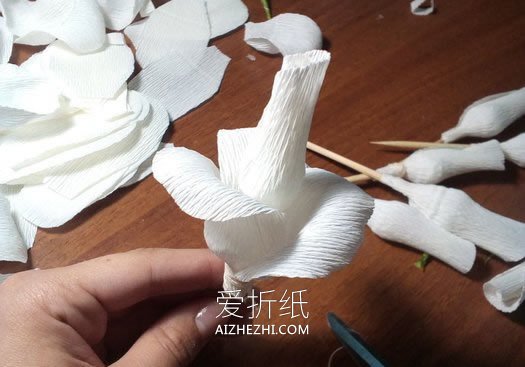 怎么做皱纹纸玫瑰手捧花 皱纹纸手工制作捧花- www.aizhezhi.com