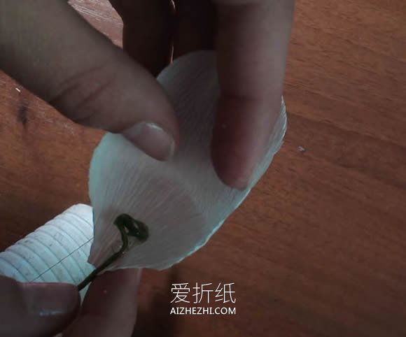 怎么做皱纹纸玫瑰手捧花 皱纹纸手工制作捧花- www.aizhezhi.com