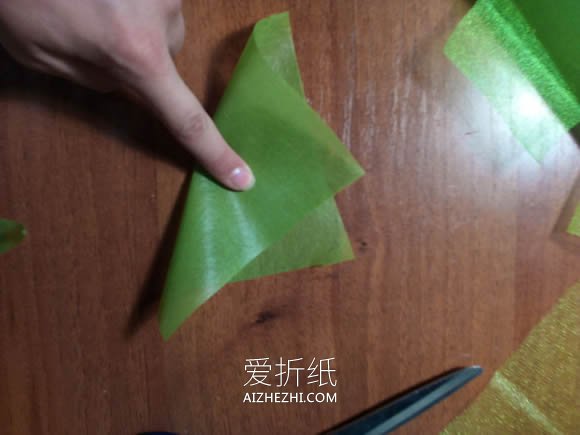 怎么做皱纹纸玫瑰手捧花 皱纹纸手工制作捧花- www.aizhezhi.com