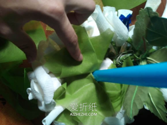 怎么做皱纹纸玫瑰手捧花 皱纹纸手工制作捧花- www.aizhezhi.com