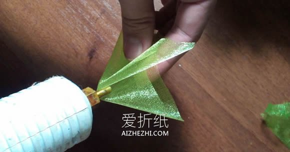 怎么做皱纹纸玫瑰手捧花 皱纹纸手工制作捧花- www.aizhezhi.com