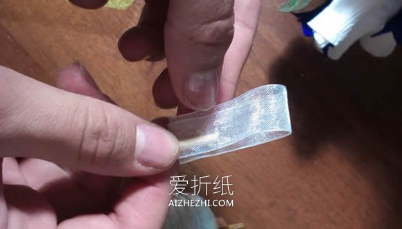 怎么做皱纹纸玫瑰手捧花 皱纹纸手工制作捧花- www.aizhezhi.com