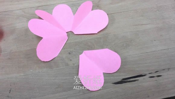 怎么用彩纸做玫瑰花图解 简单纸玫瑰手工制作- www.aizhezhi.com