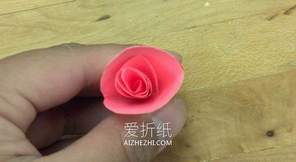 怎么用彩纸做玫瑰花图解 简单纸玫瑰手工制作- www.aizhezhi.com