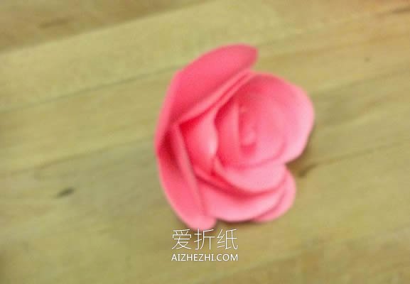 怎么用彩纸做玫瑰花图解 简单纸玫瑰手工制作- www.aizhezhi.com