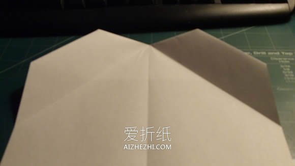 怎么折纸飞得又快又远纸飞机的折法图解教程- www.aizhezhi.com